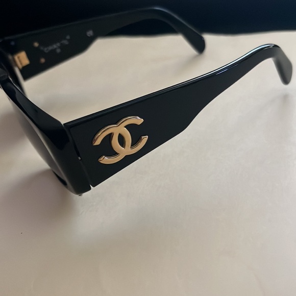 Chanel Vintage Sunglasses Gold CC Logo Black With Case Authentic - Picture 4 of 11